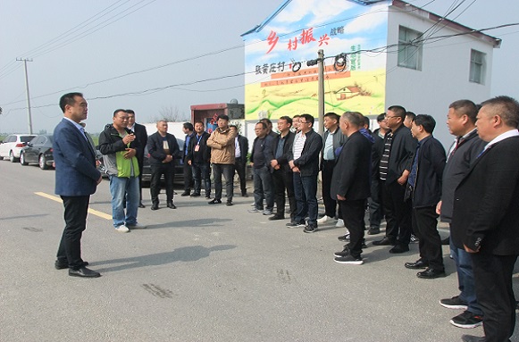 附件2：古饶镇村干部在濉溪县铁佛镇聆听经验介绍.JPG
